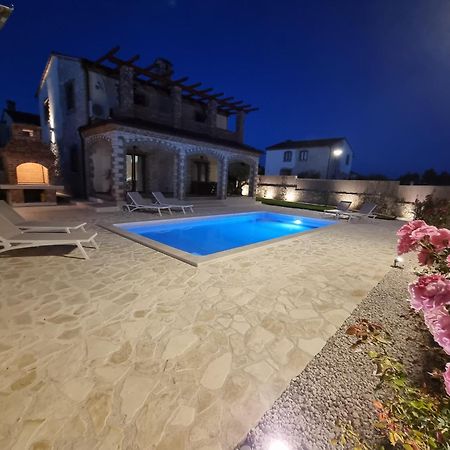 Villa Brioni With Pool By Rentistra Cabrunici Zewnętrze zdjęcie