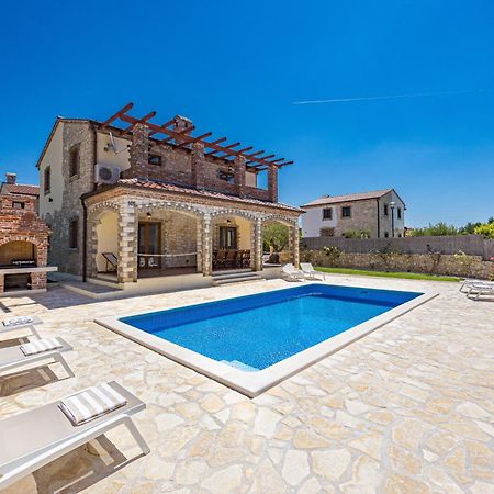 Villa Brioni With Pool By Rentistra Cabrunici Zewnętrze zdjęcie