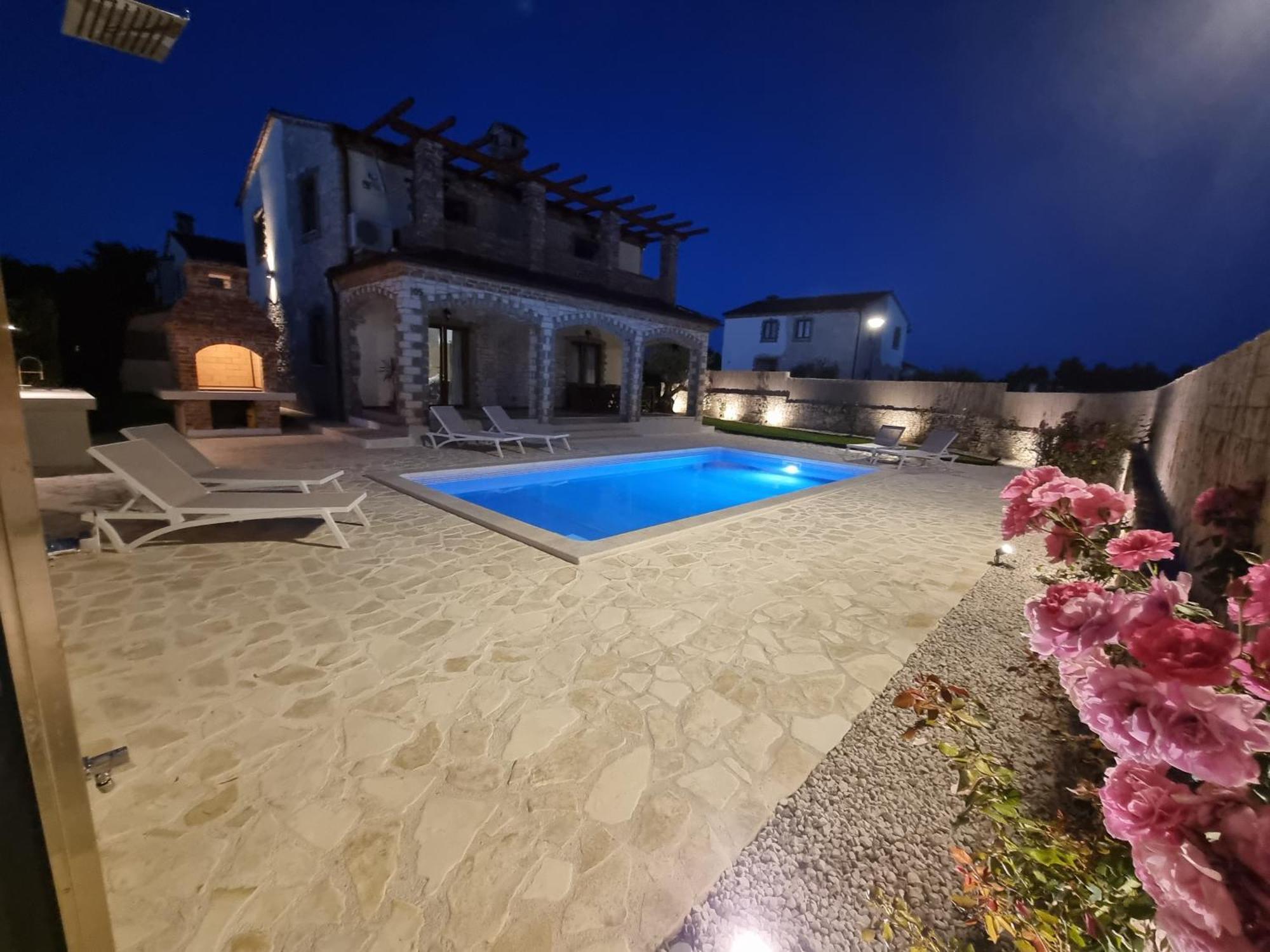 Villa Brioni With Pool By Rentistra Cabrunici Zewnętrze zdjęcie