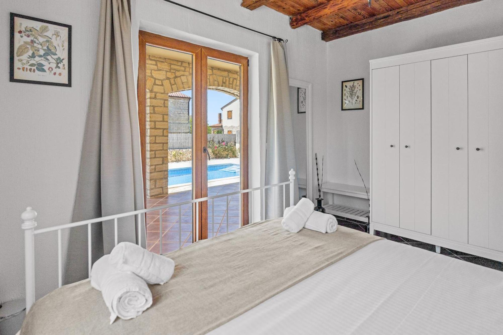 Villa Brioni With Pool By Rentistra Cabrunici Zewnętrze zdjęcie