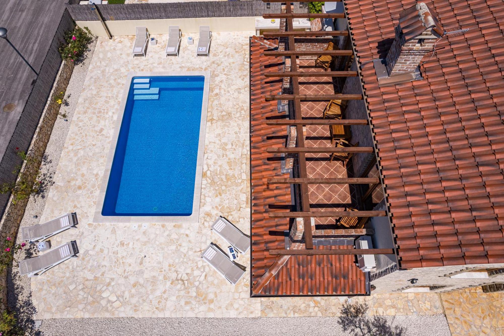 Villa Brioni With Pool By Rentistra Cabrunici Zewnętrze zdjęcie
